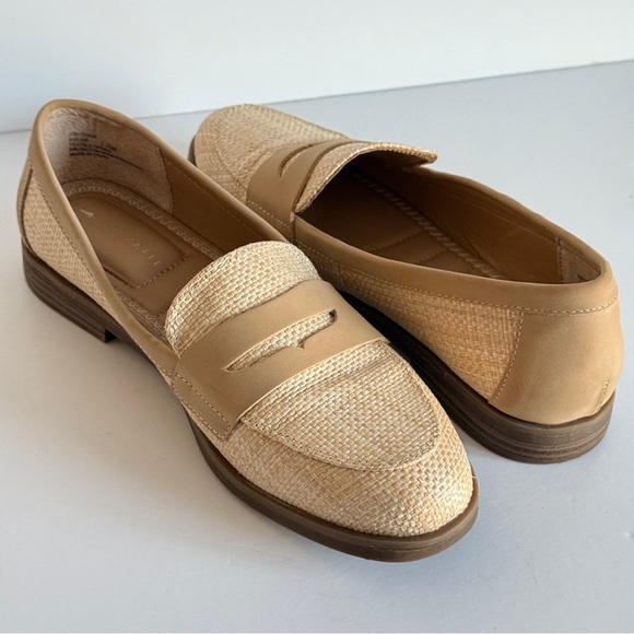 Kelly & Katie Bala Loafer in a Tan/Natural Raffia Material Size 7.5M - Picture 6 of 11